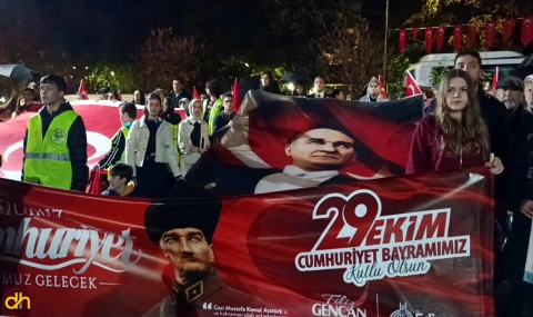 Cumhuriyet Bayramı coşkusu, fener alayı ve havai fişek gösterisiyle taçlandı