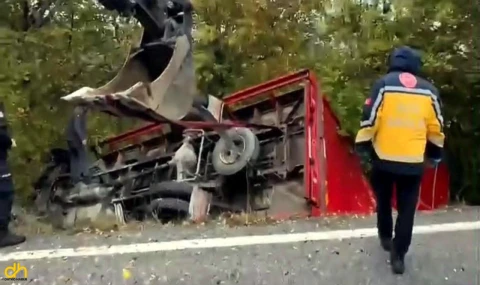 Kamyon şarampole devrildi; 1 kişi yaşamını, 1 kişi yaralandı