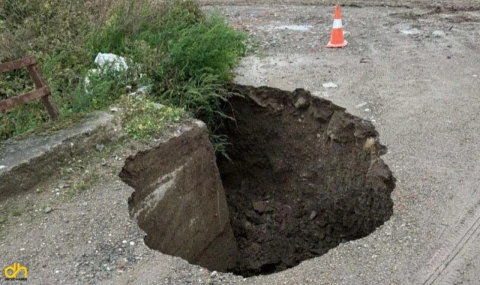 Yol çöktü, tekneler karaya vurdu